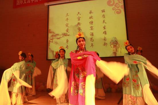国际交流学院学生京剧团表演京剧歌舞《梨花颂》