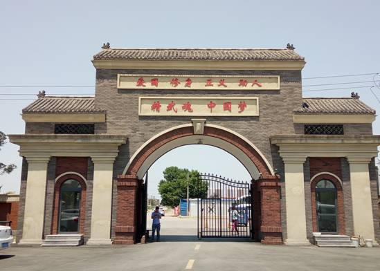 武校门口